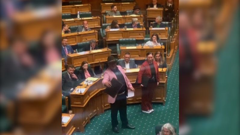 Novozélandského poslance vykázali z parlamentu za předvedení haky